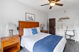 Standard Room - One Queen Bed, Shared Bathroom room in College Inn Hotel