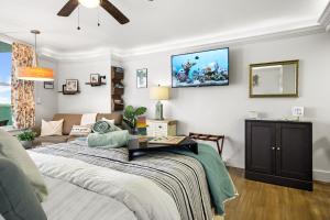 Luxury Beachfront Studio - Private Balcony with Ocean View - Heated Pool - Hot Tub - Tiki Bar - Sauna