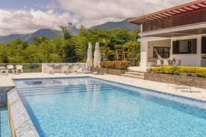 Balmoral House With Pool & Jacuzzi