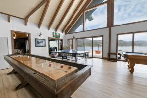 Hakuna Matata Lakefront - LAKEFRONT, PRIVATE DOCK, AND GAME ROOM!