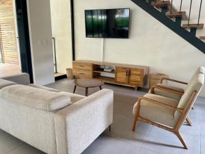 Ocean Sounds Villa Ola - walk to Playa Hermosa