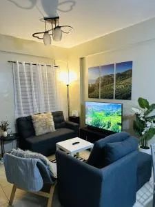 City Haven: Modern Condo Retreat - Bambang