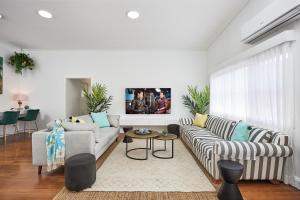 The Queenslander! Complete Entertainer - Huge - Stylish - Games - Full Level Pool Room - Smokehouse - Secure Parking - Yard #NEW!