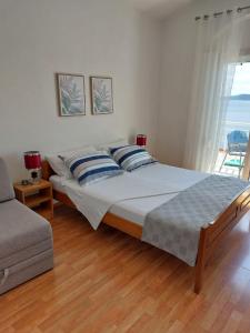 Apartments with parking space Pisak, Omis - 1009