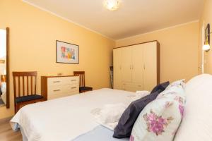 Seaside apartments with a swimming pool Losinj, Losinj - 22580