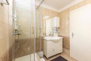 Seaside apartments with a swimming pool Losinj, Losinj - 22580