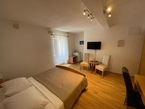 Apartments and rooms by the sea Trogir - 22597