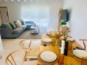 Cosy Beach House - Near Hot Springs.