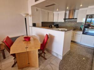 Appartement 3 pièces climatisé, piscine, accès plage, vue Golfe de St Tropez - FR-1-780-53