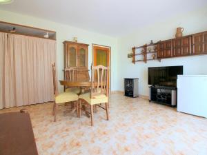 HOLIDAY CENTER 2303 Apartamento en primera línea de mar y con piscina en Santa Margarita (Roses). - ES-228-178