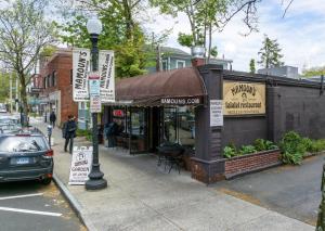 B2-1 Specious & HOMEY-3 BR-2 BathRrooms w AC