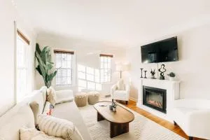 Enchanting and comfy urban cottage with renovated rustic den by Como Park & MN State Fair - Falcon Heights