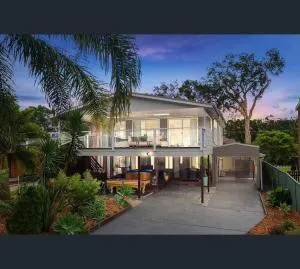 Lake-view Retreat w Spa, nearby Beaches & Shopping in the Central Coast - Lakeside