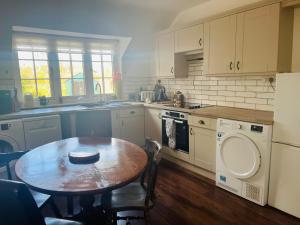 Entire 3 bedroom coach house