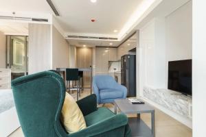 MRT Queen 15m One Stop Direct to BTS ASOK Borderless Swimming Pool