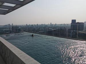 MRT Queen 15m One Stop Direct to BTS ASOK Borderless Swimming Pool