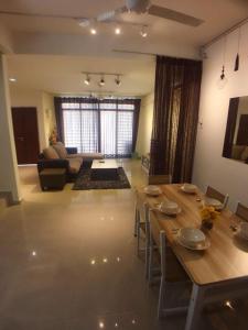 38 Georgetown 3 Storey Terrace local food 5rooms 16pax
