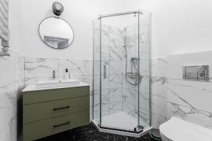 Nowoczesne i Stylowe Studia Very Berry w Poznaniu by Noclegi Renters