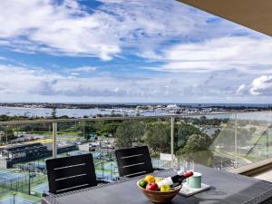 Sweeping Ocean view Apt w Carpark and rooftop pool
