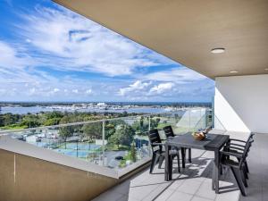 Sweeping Ocean view Apt w Carpark and rooftop pool