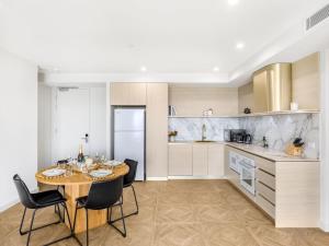 Sweeping Ocean view Apt w Carpark and rooftop pool