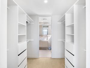 Sweeping Ocean view Apt w Carpark and rooftop pool