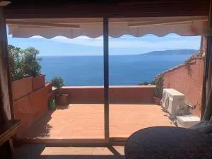 A seaside apartment with a terrace&private beach - Giannutri