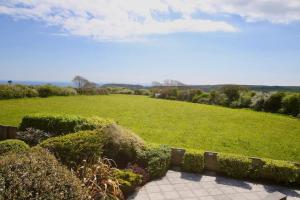 Two Bedroomed Holiday Cottage with Sea Views