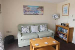 Two Bedroomed Holiday Cottage with Sea Views