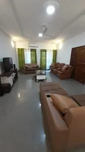 4 bedroom house family or elderly office good roads pool - Otele