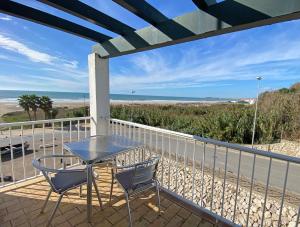 Santa Barbara B Beach front with terrace, sea view in and garage in Conil