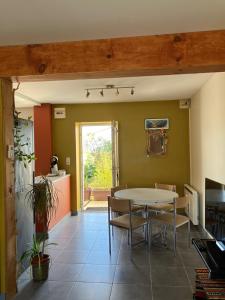 Maisons de vacances Maison de village a La Bree avec terrasse : photos des chambres