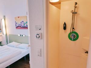 Standard Room with One Double Bed and One Single Bed room in ibis budget Berlin Ost