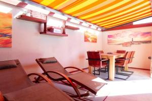 Designer Haus mit beheiztem Pool (überdacht)