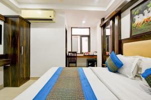 Hotel Bhartiya-New Delhi Railway Station-2 minutes walk