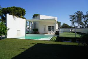 Chalet blanco con piscina privada