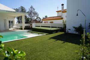 Chalet blanco con piscina privada