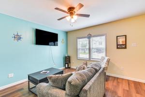 1 Mi to Pleasure Pier! Charming Galveston Retreat