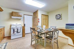 1 Mi to Pleasure Pier! Charming Galveston Retreat