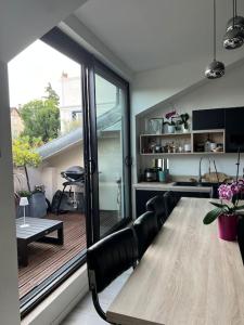 Superbe loft climatisé avec terrasse à 4 km JO