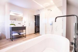 Villa in front of the sea with natural swimming pond