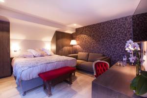 Villa in front of the sea with natural swimming pond