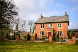 Home Farm Cottage - Moss Side