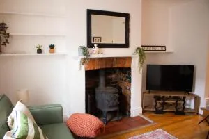 Characterful Cottage - Sleeps 6 - Parking - High Street - 奥格本圣乔治