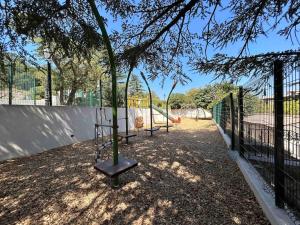 Studio avec piscine et tennis