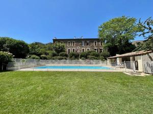 Studio avec piscine et tennis