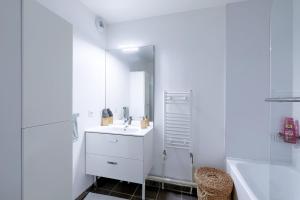 Appartements Charmant 2 pieces avec Terrasse Proche Transport : photos des chambres