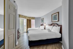 Stunning Condo with Wall-to-Wall Windows Overlooking Ocean