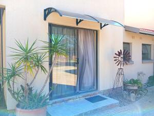 OR Tambo Stay Unit 4