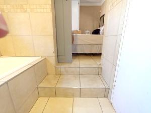 OR Tambo Stay Unit 4